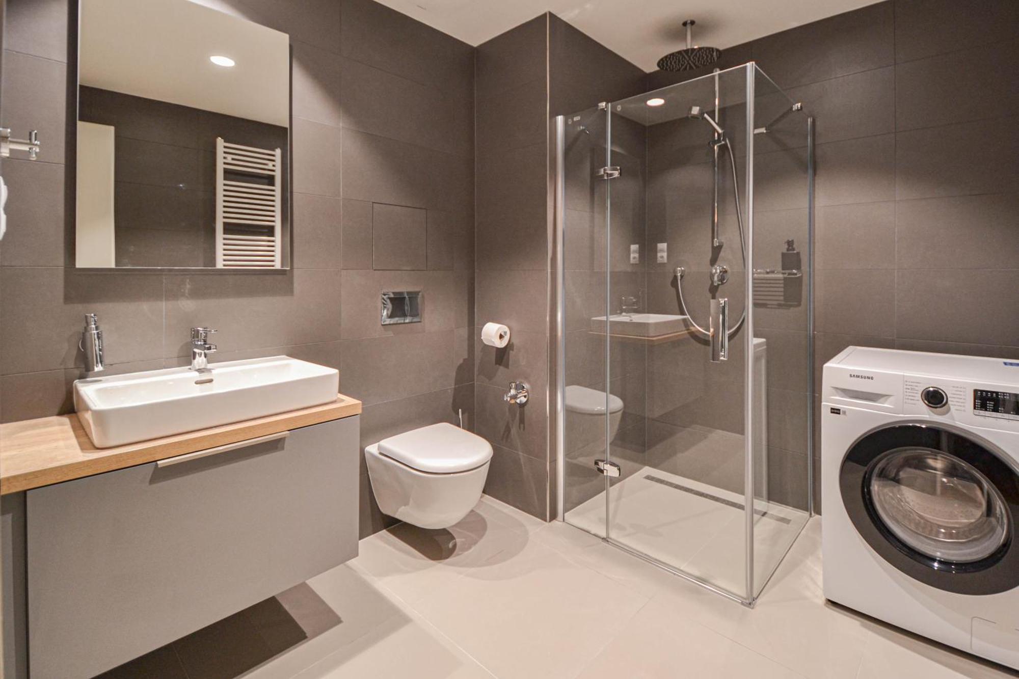 Japanese Design 3bdr In A Vibrant Area Apartment *