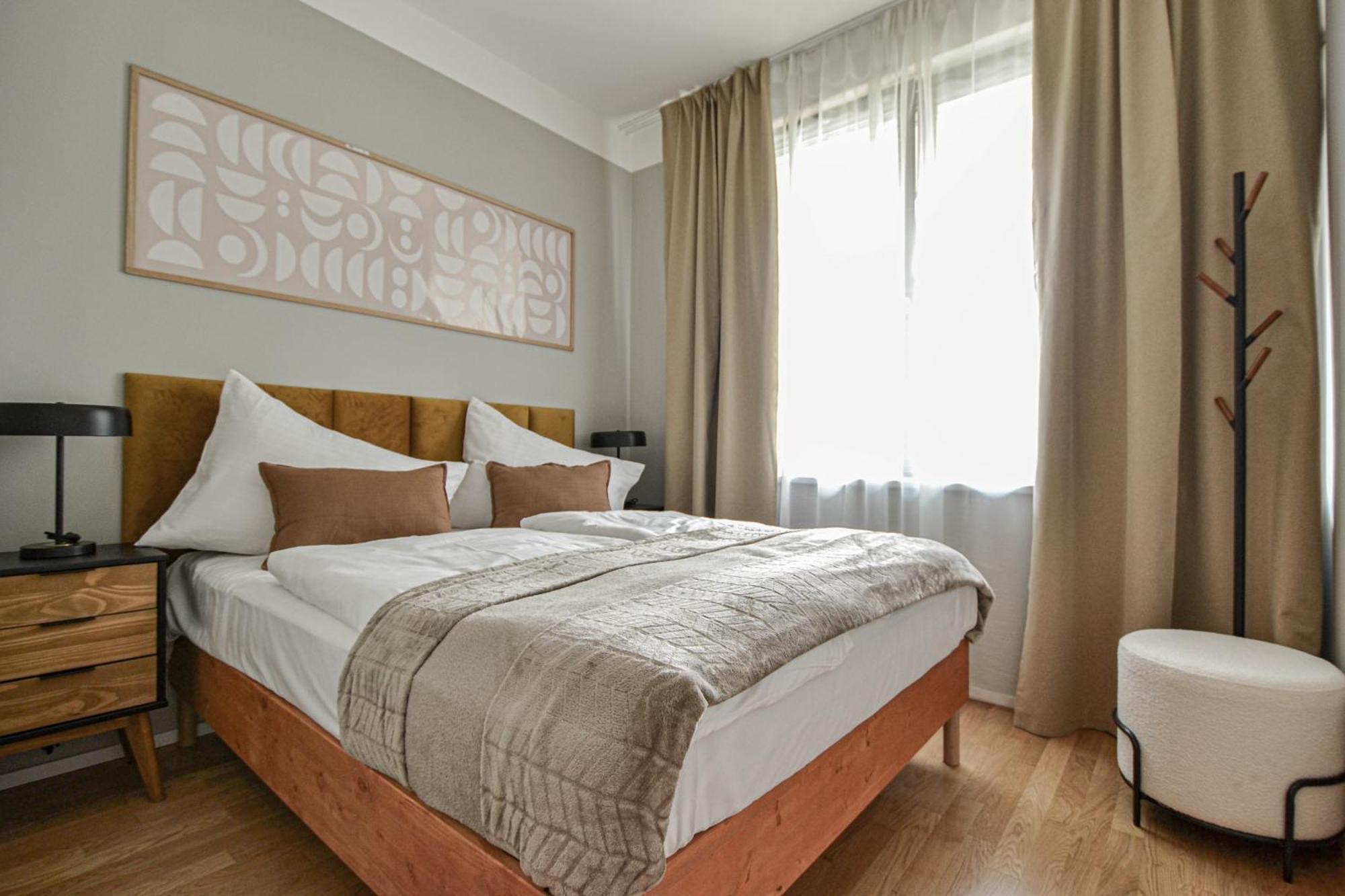 Japanese Design 3bdr In A Vibrant Area Apartment *