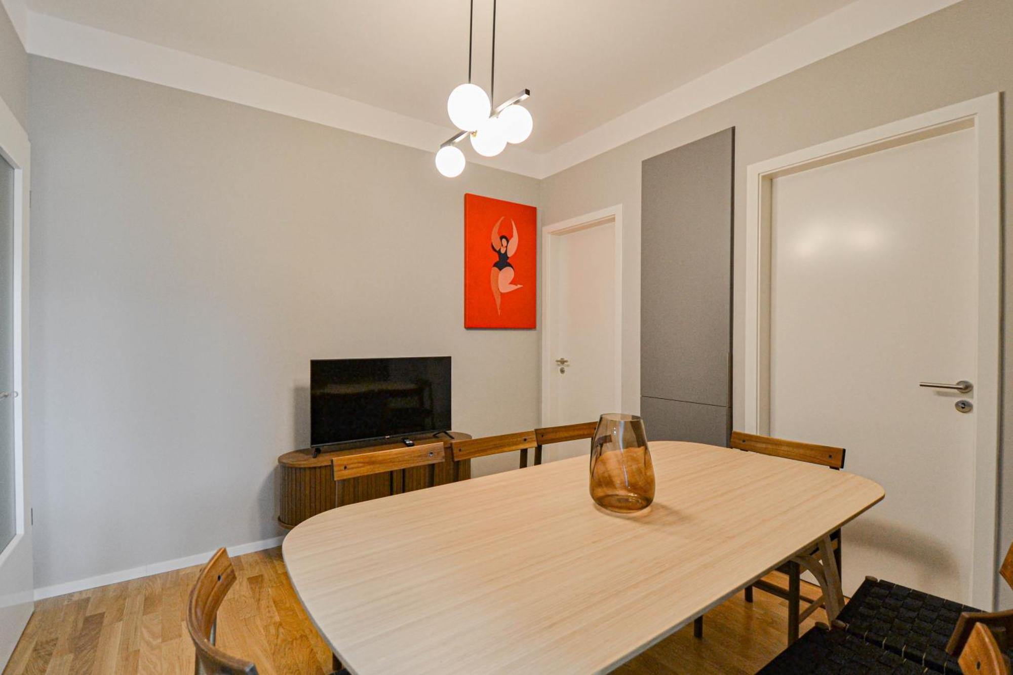 Japanese Design 3bdr In A Vibrant Area Apartment *